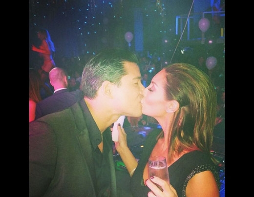 
	
	Diễn viên/chủ xị nổi tiếng Mario Lopez và vợ Courtney Mazza trao nhau nụ hôn ngay thời khắc chuyển giao năm mới.